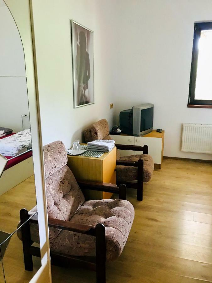 Restaurace Penzion Pod Sumarnikem Tvarozna Lhota Luaran gambar